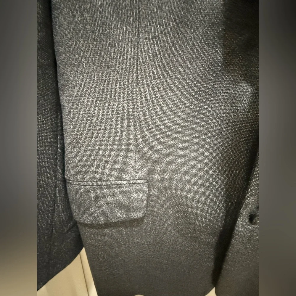 Hickey Freeman. Men’s Sportscoat. Gray Speckled Nailhead. Size 42R.